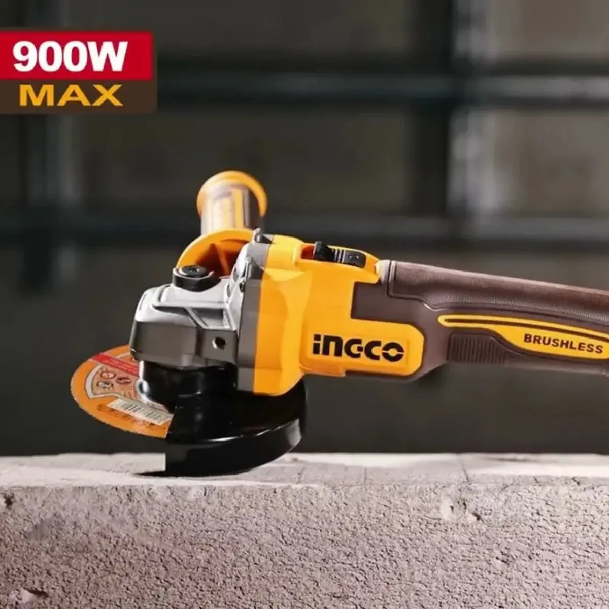 Amoladora Ingco CAGLI261521 cortando sobre una superficie de concreto, con indicación de 900 W máximo