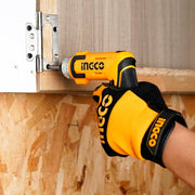 Atornillador Ingco CSDLI04425 atornillando una bisagra de mueble
