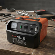 Cargador Booniga MAX-30 sobre un mesón de trabajo con herramientas