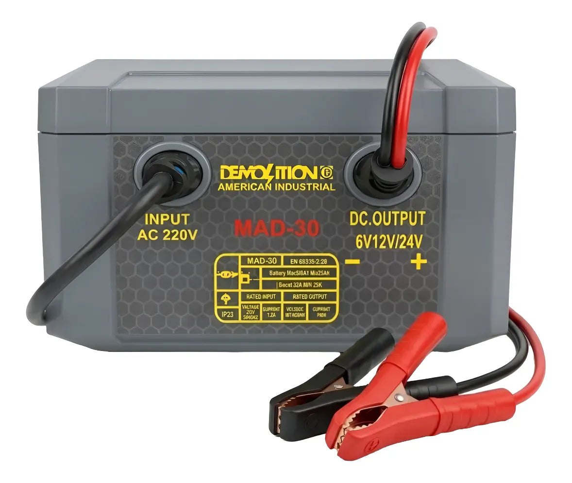 Parte trasera del cargador Demolition MAD-30 con entrada AC 220 V, salida DC y placa de datos