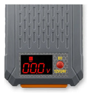 Detalle de la pantalla y el selector de voltaje del cargador Demolition MAD-30