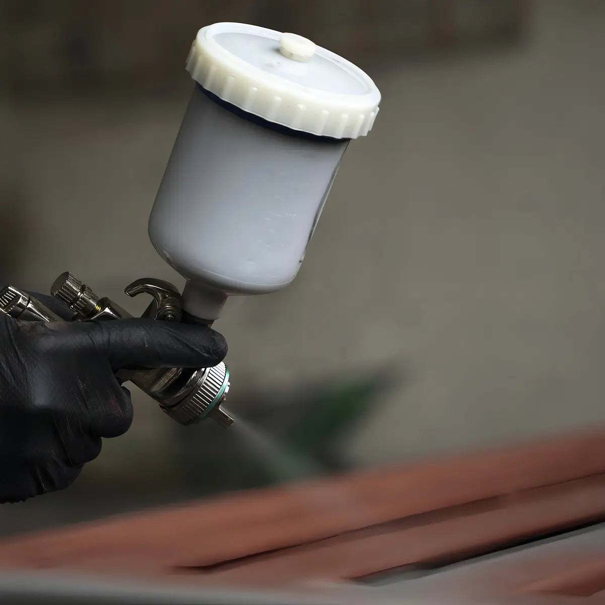 Pistola de pintar neumática conectada al compresor Ingco AC255016