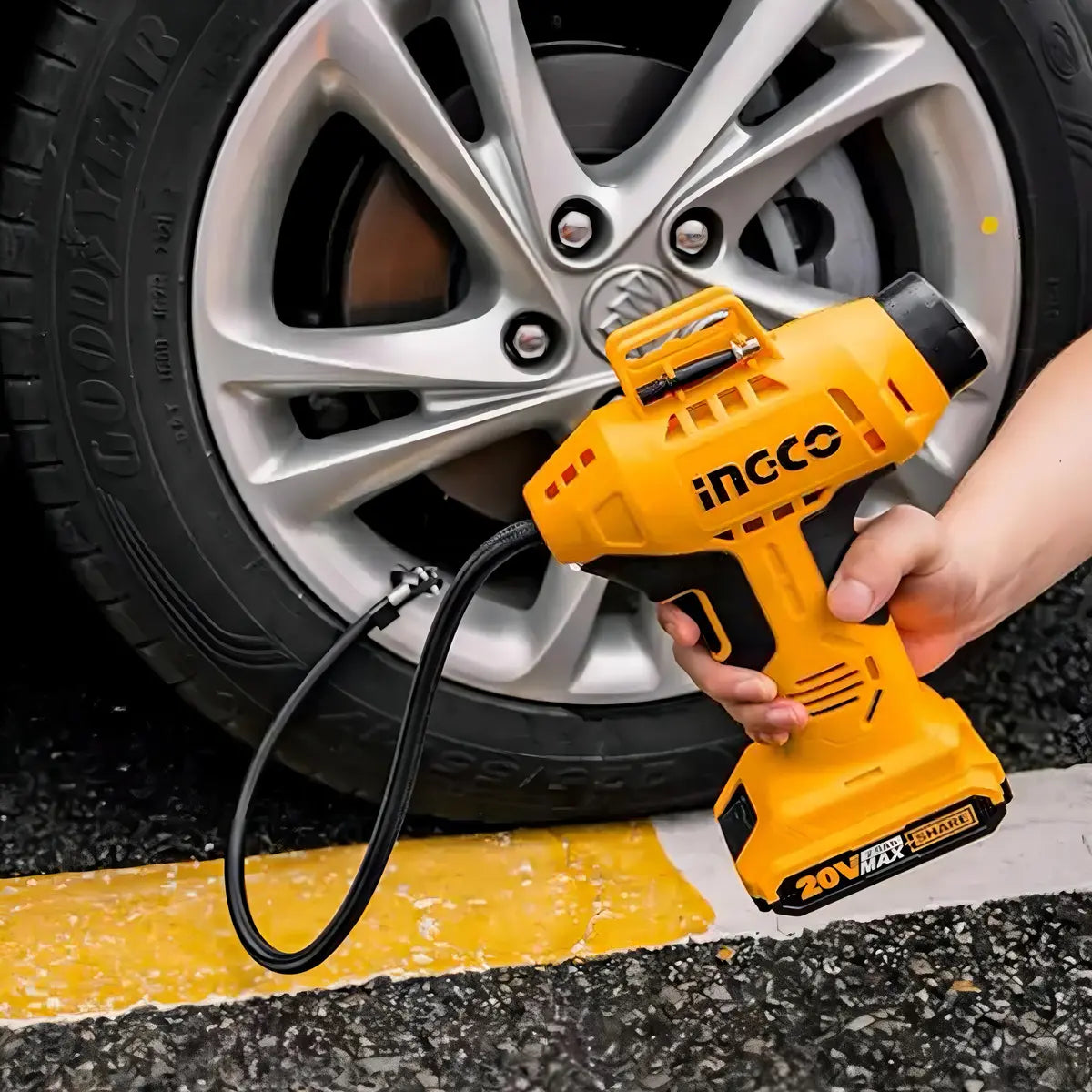 Inflador inalámbrico Ingco CACLI2018 conectado a la válvula del neumático de un auto
