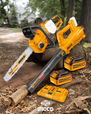 Motosierra, sopladora, baterías y cargador doble del kit Ingco COSLI240463 junto a un tronco