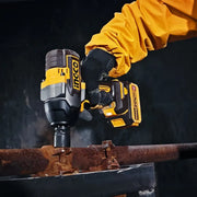 Llave de impacto Ingco CIWLI2085 soltando una tuerca